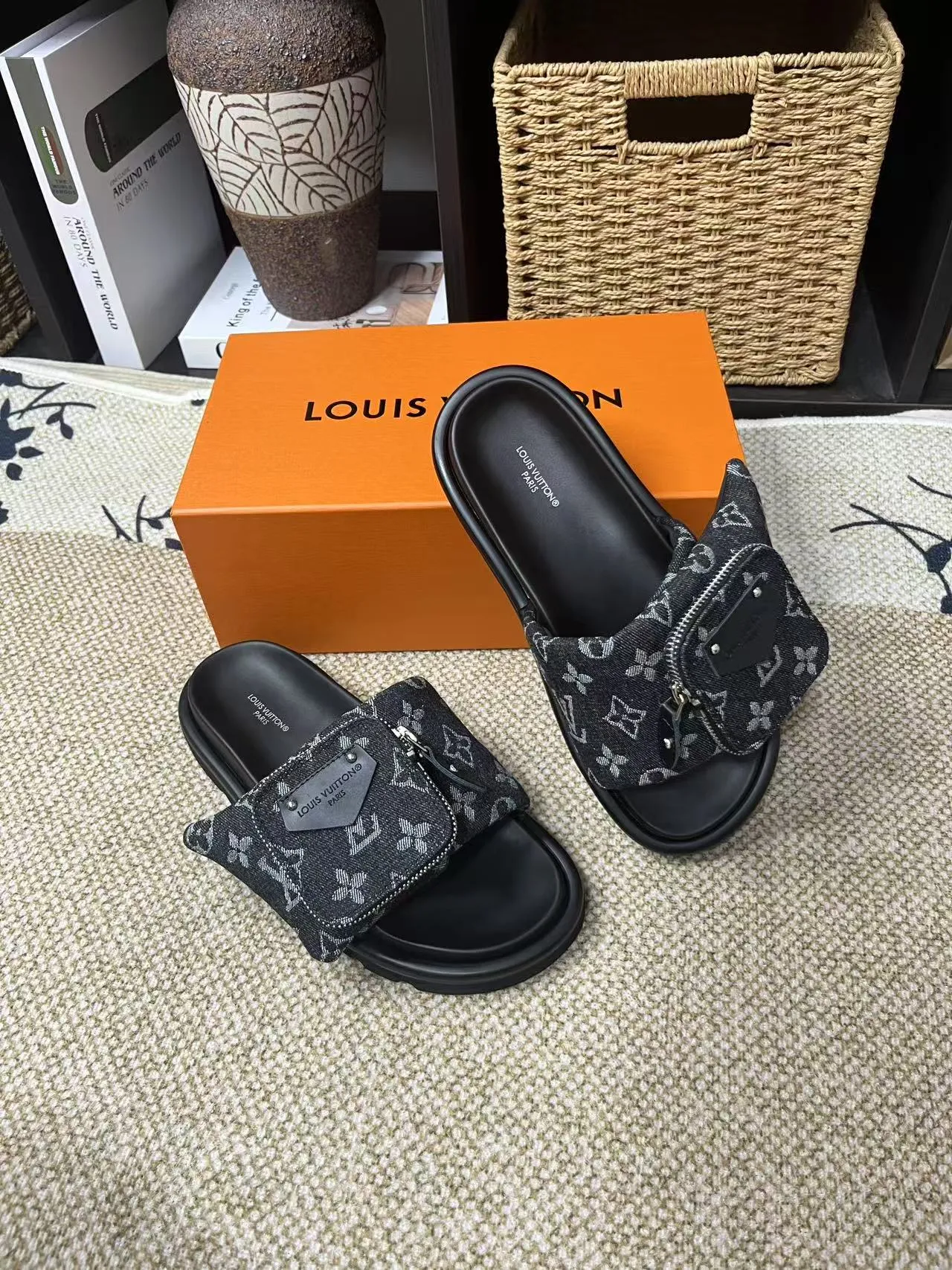 P380 yuan LV Louis Vuitton Full of high-end feel! A popular model among bloggers at home and abroad, it’s retro and fashionable, and looks stunning on your feet! Mainly recommended model on the official website★ ━━━━━ ЅᏇєєt ━━━━━ ▪️Upper: original calfskin ➕5D printing process ▪️Inner: imported mixed sheepskin ▪️Outsole: original molded foam outsole ▪️Size: Female 35-40 Men's 39-44 (women's 41 men's 45)